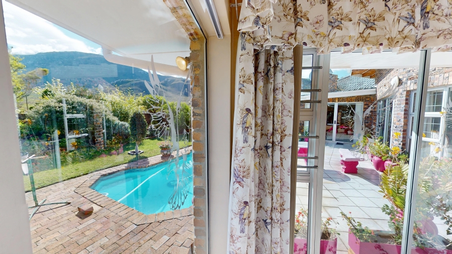 3 Bedroom Property for Sale in Heuningkloof Western Cape